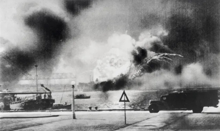 Framed Print : The Japenese Bombing of Pearl Harbour Framed Print : The Japenese Bombing of Pearl Harbour