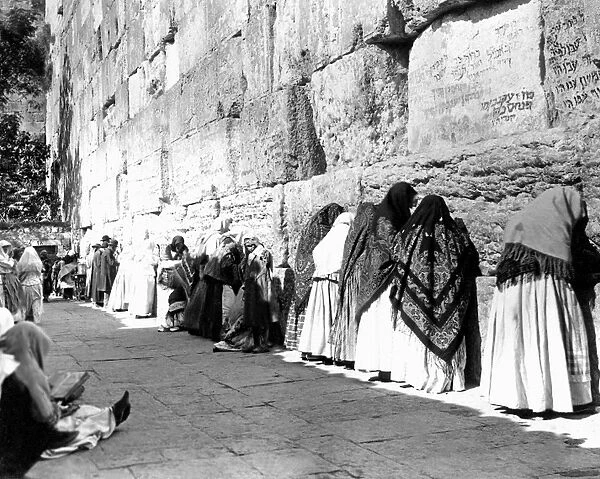 Jewish women at Wailing Wall, Jerusalem