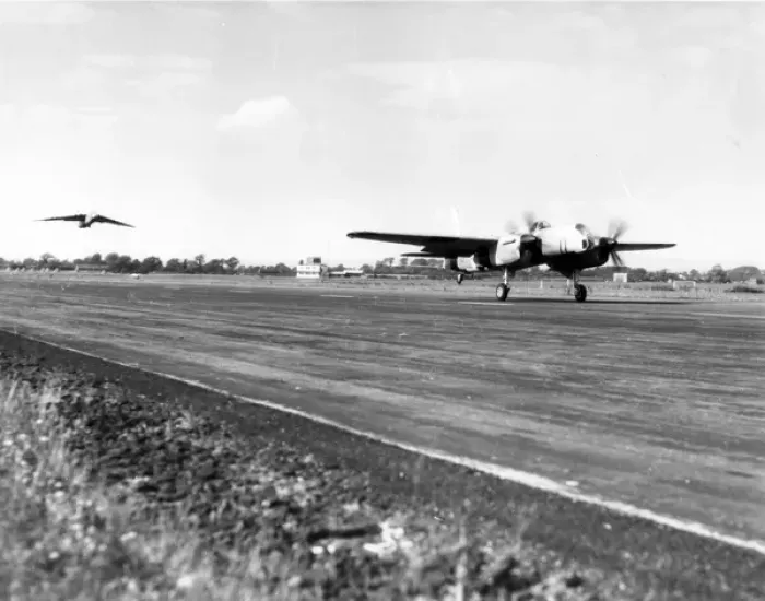 Framed Print : Jock Eassie in Short SA2 Sturgeon TT2 VR363 air-towing Framed Print : Jock Eassie in Short SA2 Sturgeon TT2 VR363 air-towing