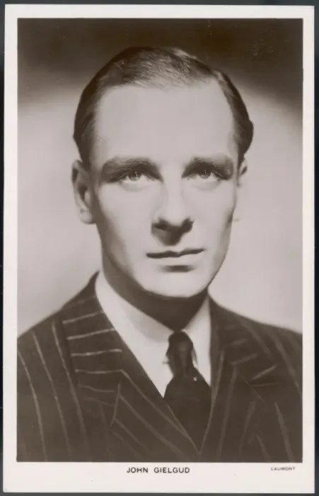 Framed Print : John Gielgud / Gaumont Framed Print : John Gielgud / Gaumont