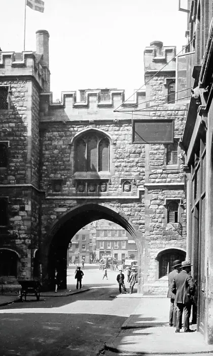 Framed Print : John's Gate, Clerkenwell, London, early 1900s Framed Print : John's Gate, Clerkenwell, London, early 1900s