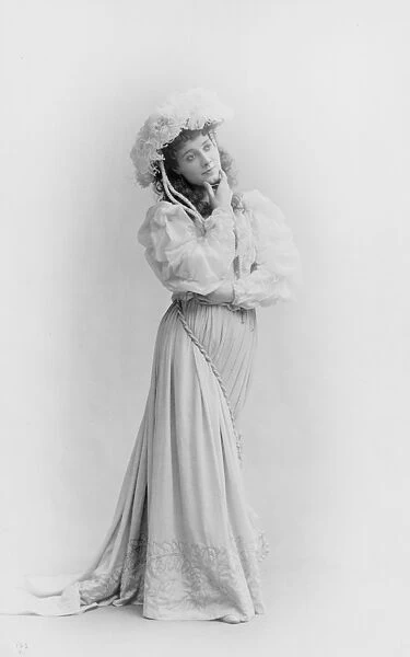 Julia Marlowe, full-length portrait, standing, facing right