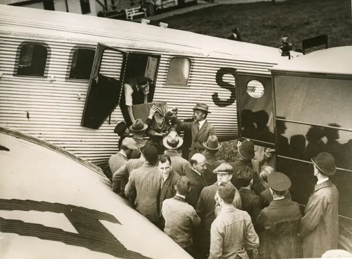 Framed Print : Junkers G24 (G23?), S-aA?. Unloading bullion to the ap? Framed Print : Junkers G24 (G23?), S-aA?. Unloading bullion to the ap?