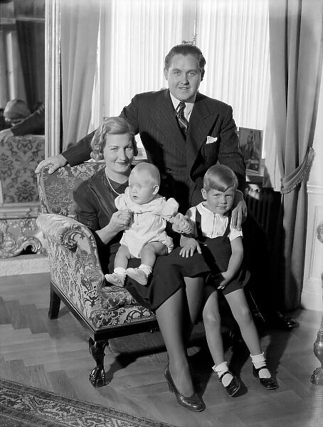 Jussi Bjorling. Opera singer Jussi Bjorling at home with his wife Anna-Lisa