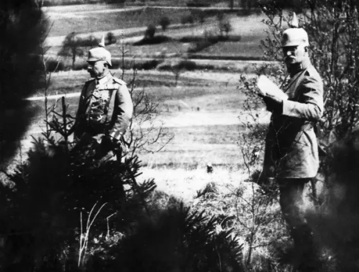 Framed Print : Kaiser Wilhelm II observing gas operations, WW1 Framed Print : Kaiser Wilhelm II observing gas operations, WW1