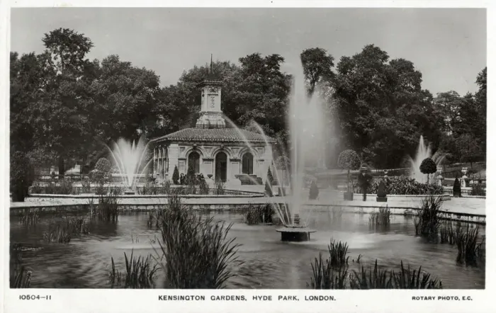 Framed Print : Kensington Gardens, Hyde Park, London Date: circa 1910 Framed Print : Kensington Gardens, Hyde Park, London Date: circa 1910