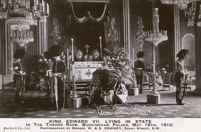 Framed Print : King Edward VII lying in state, Buckingham Palace, London Framed Print : King Edward VII lying in state, Buckingham Palace, London