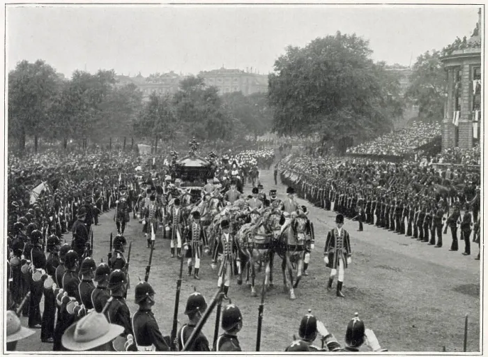 Framed Print : King Edward VII and Queen Alexandra consort in the Gold State Coach. Date: 9 August 1902 Framed Print : King Edward VII and Queen Alexandra consort in the Gold State Coach. Date: 9 August 1902