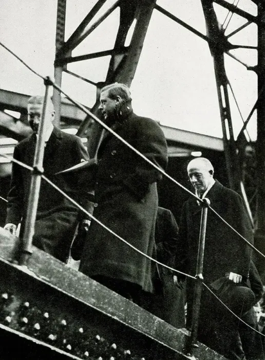 Framed Print : King Edward VIII visiting RMS Queen Mary at Glasgow Framed Print : King Edward VIII visiting RMS Queen Mary at Glasgow