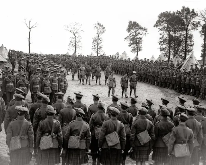 Framed Print : King George V inspecting Scottish troops, WW1 Framed Print : King George V inspecting Scottish troops, WW1
