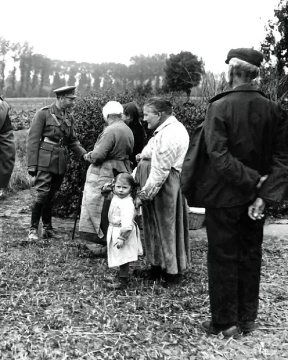 Framed Print : King George V meeting locals, Western Front, WW1 Framed Print : King George V meeting locals, Western Front, WW1
