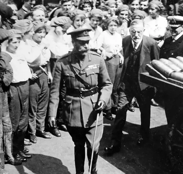 Framed Print : King George V with munitions workers at Holmes Framed Print : King George V with munitions workers at Holmes