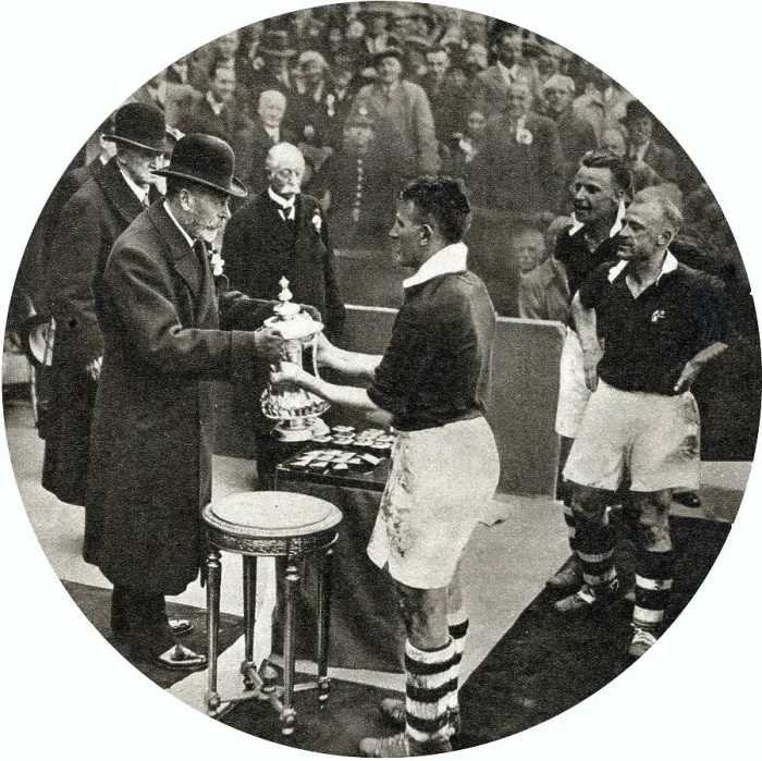 Framed Print : King George V presenting the A Cup to Cowan of Man City Framed Print : King George V presenting the A Cup to Cowan of Man City