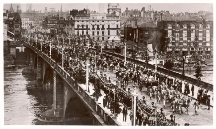 Framed Print : King George V Progress across London Bridge Framed Print : King George V Progress across London Bridge