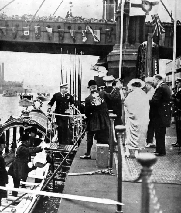 Framed Print : King George V and Queen Mary at Cadogan Pier, London, August