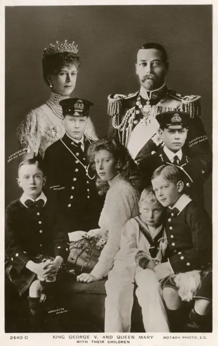Framed Print : King George V, Queen Mary and their Children Framed Print : King George V, Queen Mary and their Children