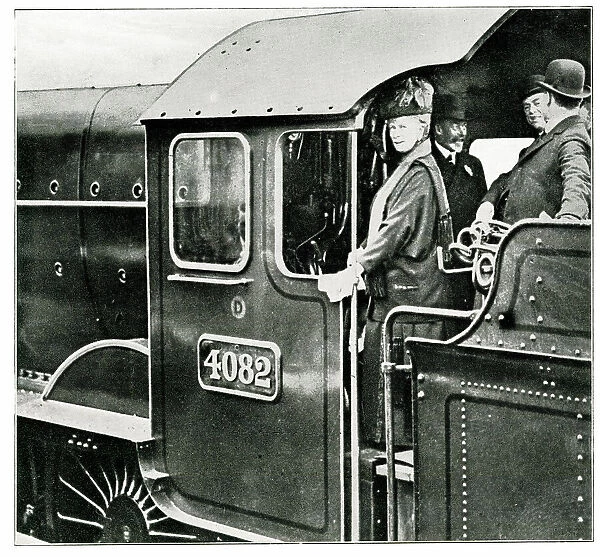 King George V and Queen Mary on GWR train, Swindon