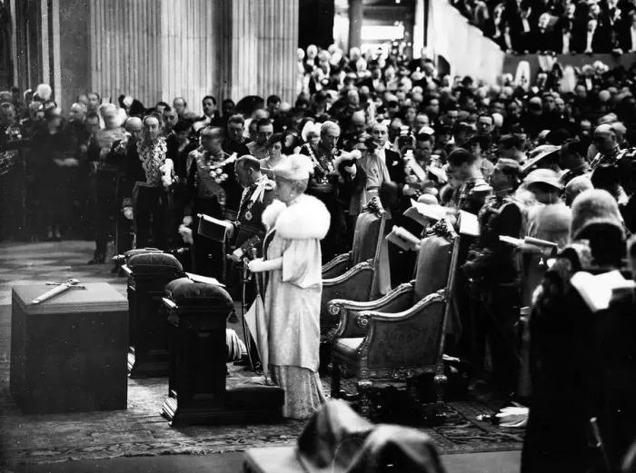 Framed Print : King George V and Queen Mary at St. Pauls Cathedral, 1935 Framed Print : King George V and Queen Mary at St. Pauls Cathedral, 1935