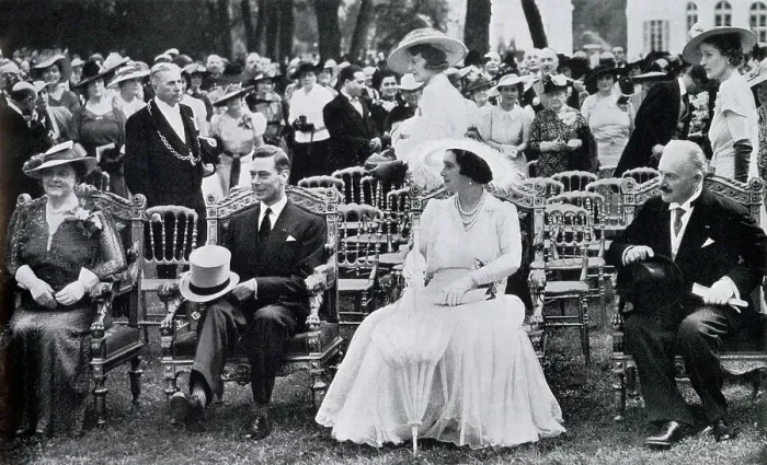 Framed Print : King George VI and Queen Elizabeth attending a garden party alongside President Lebrun and Mme. Lebrun at the Bagatelle, held in their honour during their visit to Paris in 1938 Framed Print : King George VI and Queen Elizabeth attending a garden party alongside President Lebrun and Mme. Lebrun at the Bagatelle, held in their honour during their visit to Paris in 1938