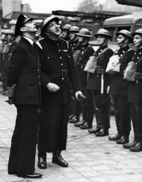 Framed Print : King George VI visiting LFB Headquarters, Lambeth, WW2 Framed Print : King George VI visiting LFB Headquarters, Lambeth, WW2