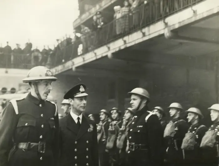 Framed Print : King George VI visiting LFB Headquarters, Lambeth, WW2 Framed Print : King George VI visiting LFB Headquarters, Lambeth, WW2