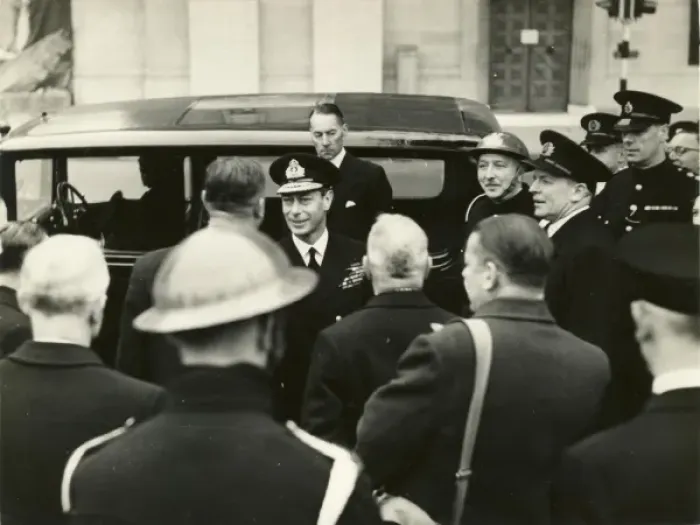 Framed Print : King George VI visiting LFB Headquarters, Lambeth, WW2 Framed Print : King George VI visiting LFB Headquarters, Lambeth, WW2