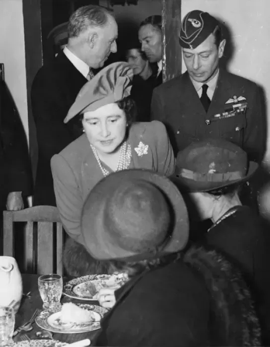 Framed Print : King and Queen at a Communal Centre during the war Framed Print : King and Queen at a Communal Centre during the war