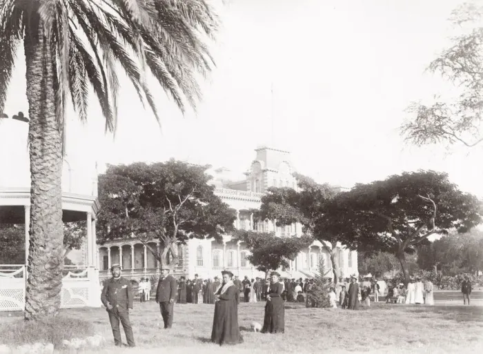 Framed Print : King and Queen of Hawaii outside the Royal Palace Framed Print : King and Queen of Hawaii outside the Royal Palace