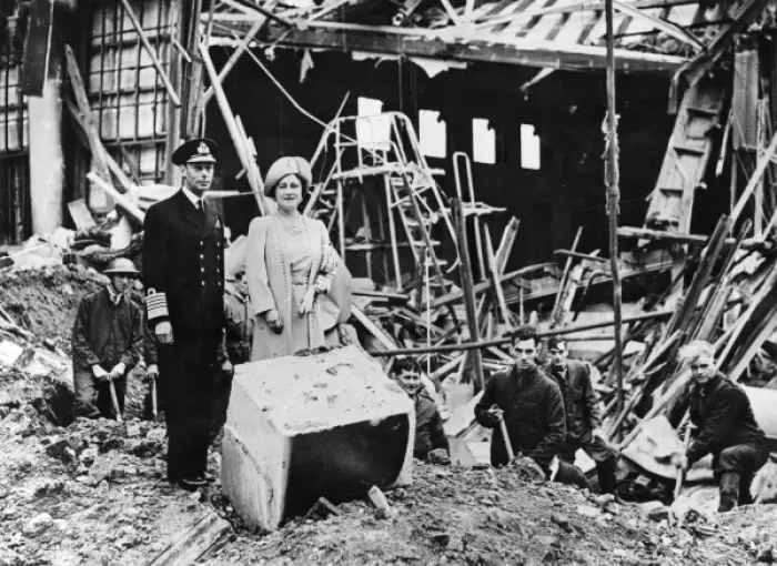 Framed Print : King and Queen inspecting bomb damage at Buckingham Palace Framed Print : King and Queen inspecting bomb damage at Buckingham Palace