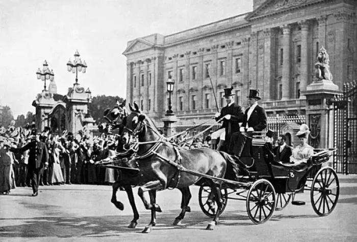 Framed Print : King and Queen outside Buckingham Palace, WWI Framed Print : King and Queen outside Buckingham Palace, WWI