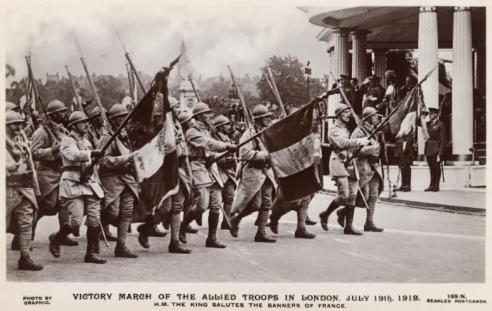 Framed Print : King salutes French soldiers - 1919 Victory Parade