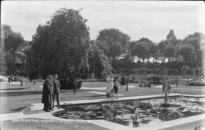 Framed Print : Kingsnorth Garden in Folkestone Framed Print : Kingsnorth Garden in Folkestone