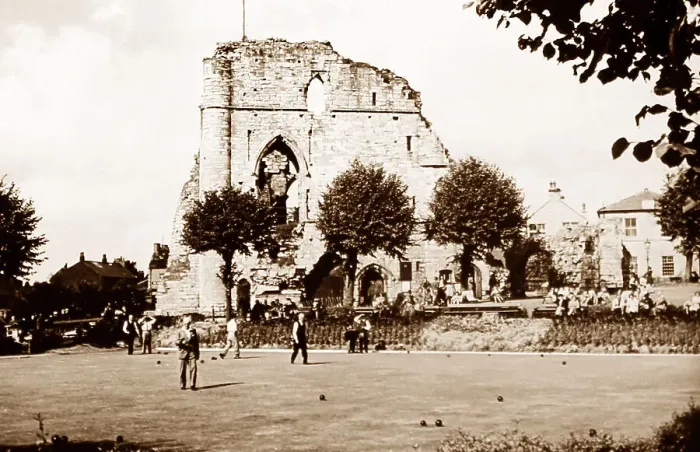 Framed Print : Knaresborough Castle in the 1930s Framed Print : Knaresborough Castle in the 1930s