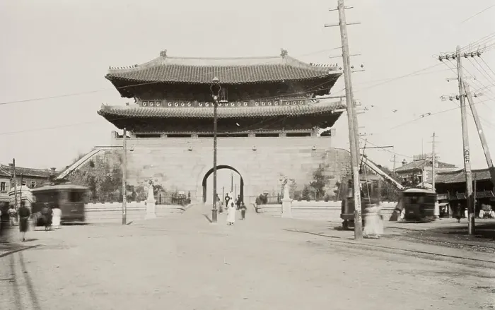 Framed Print : Korea: gateway and street, Seoul Framed Print : Korea: gateway and street, Seoul