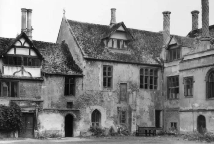 Framed Print : Lacock Abbey Courtyard Framed Print : Lacock Abbey Courtyard