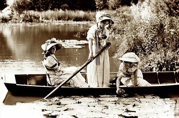 Framed Print : Ladies in a punt on a Summer's day Framed Print : Ladies in a punt on a Summer's day