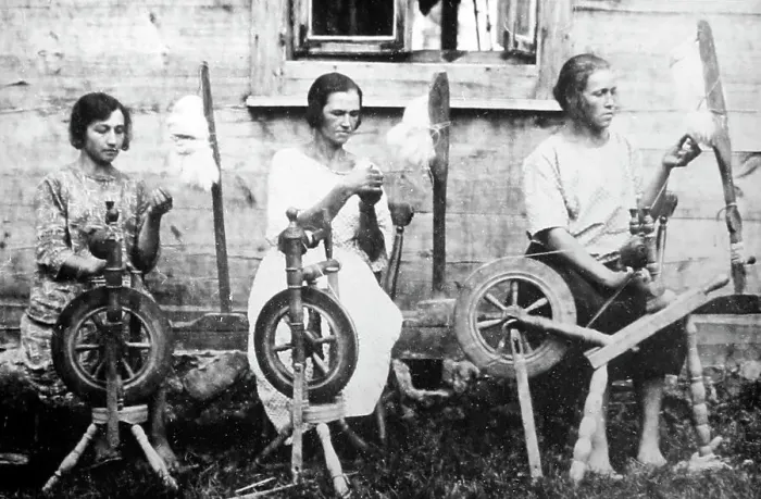 Framed Print : Ladies spinning wool, Horodoc, Poland, early 1900s