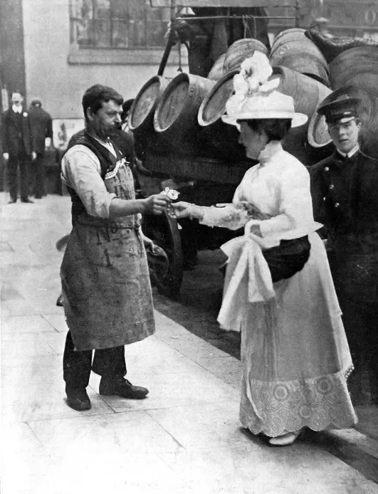 Framed Print : Lady Mayoress of London selling roses, 1912
