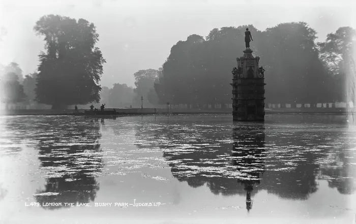 Framed Print : The Lake at Bushy Park Framed Print : The Lake at Bushy Park