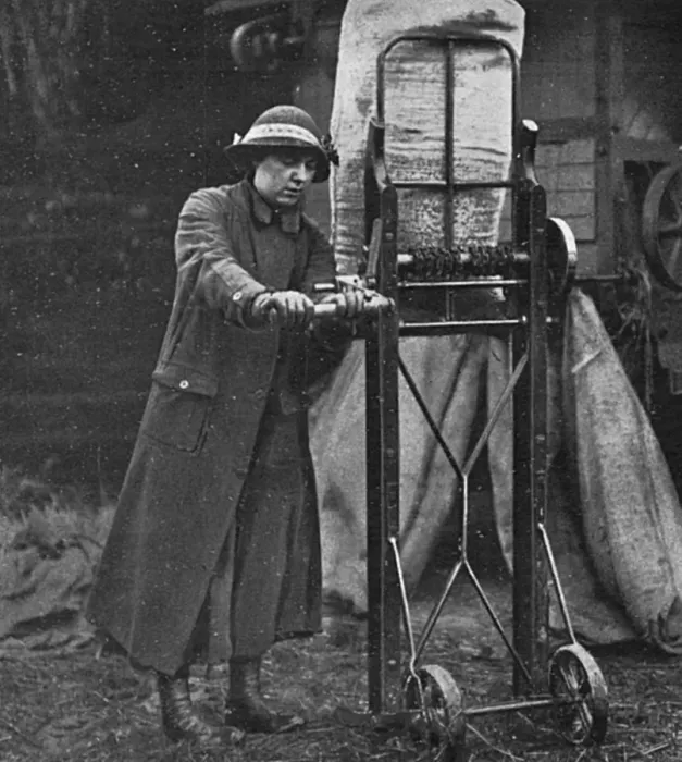 Framed Print : Land girl in Lincolnshire, WW1 Framed Print : Land girl in Lincolnshire, WW1