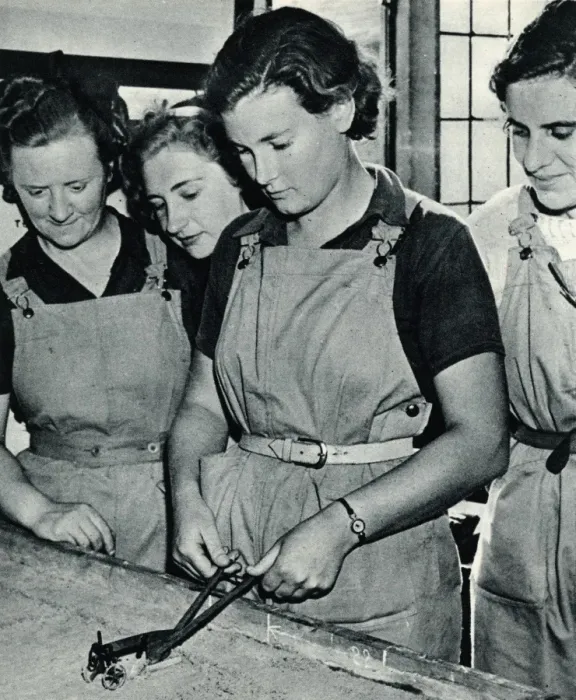 Framed Print : Land girls in training 1939 Framed Print : Land girls in training 1939