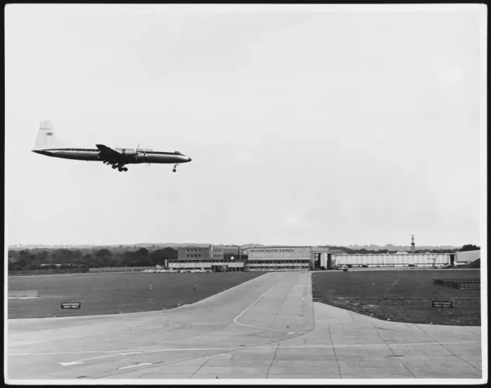 Framed Print : Landing at Gatwick Framed Print : Landing at Gatwick