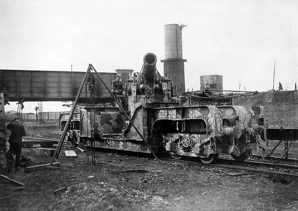 Large British gun being assembled, France, WW1
