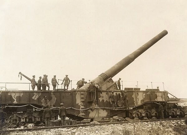 Large British gun inspected by George V and officers, WW1