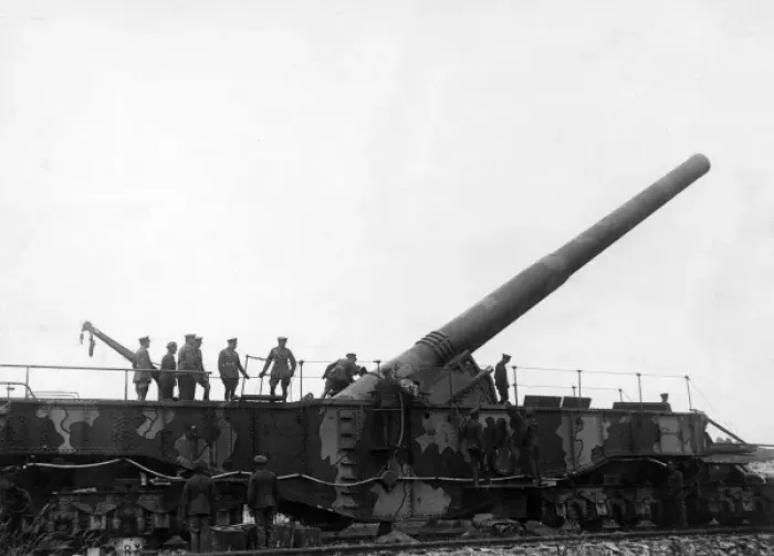 Framed Print : Large British gun inspected by officers, WW1 Framed Print : Large British gun inspected by officers, WW1