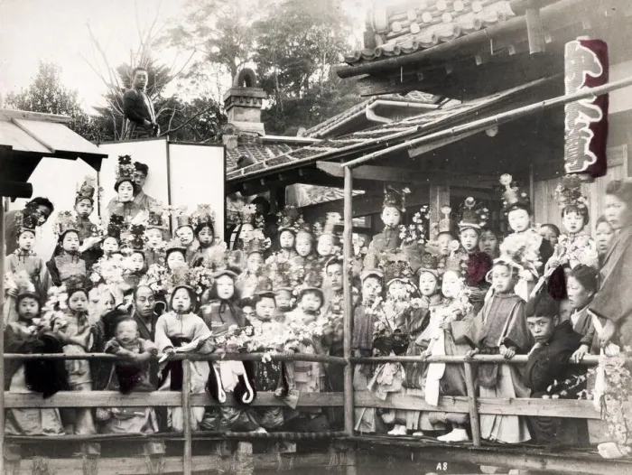 Framed Print : Large group of Japanese children in festival dress, Japaan Framed Print : Large group of Japanese children in festival dress, Japaan