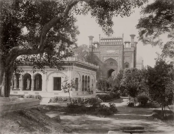 Framed Print : Late 19th century - Hazuri Bagh Baradari Lahore, Pakistan Framed Print : Late 19th century - Hazuri Bagh Baradari Lahore, Pakistan