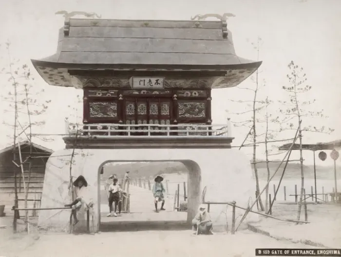 Framed Print : Late 19th century photograph: entrance gate on the way to Enoshima, Japan Framed Print : Late 19th century photograph: entrance gate on the way to Enoshima, Japan