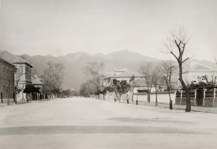 Framed Print : Late 19th century photograph: Street in Kobe, Japan Framed Print : Late 19th century photograph: Street in Kobe, Japan