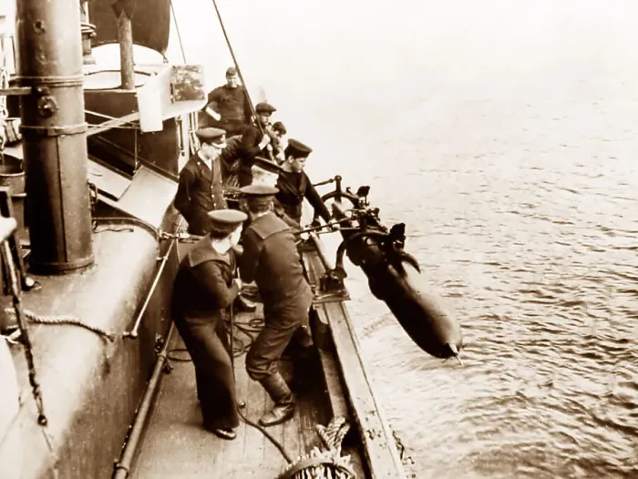 Framed Print : Launching a torpedo from a drifter, probably WW1 Framed Print : Launching a torpedo from a drifter, probably WW1